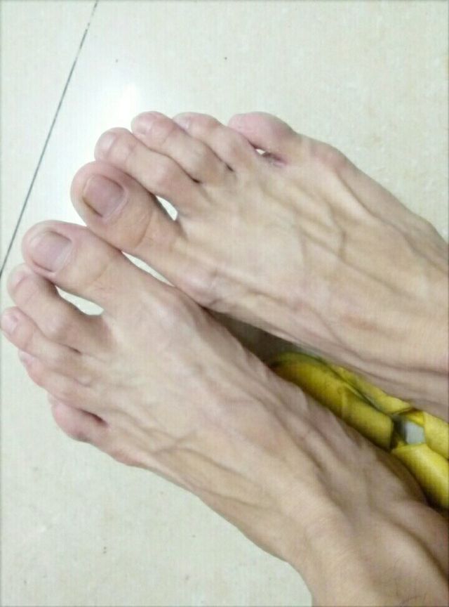 想不明白,怎么会有这样的人呢.这就是传说中的恋脚癖么?