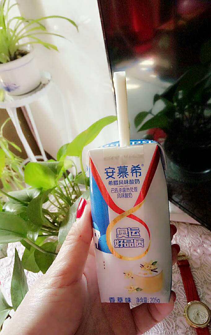 酷爱酸奶,安慕希来一瓶[哈哈][哈哈][哈哈][哈哈]
