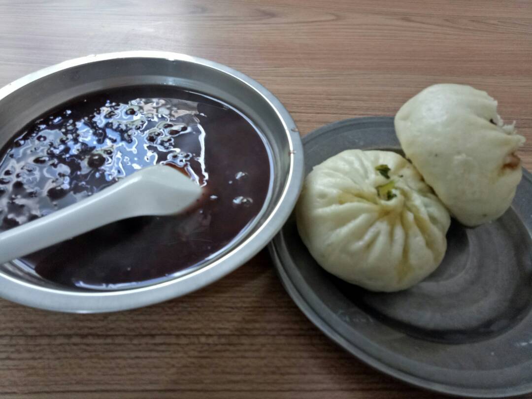 早餐吃起来,黑米粥 两个包子,记得,早餐一定要吃哦,特别是想减肥的人