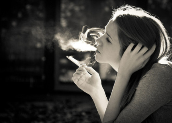 女人吸烟落寞图片