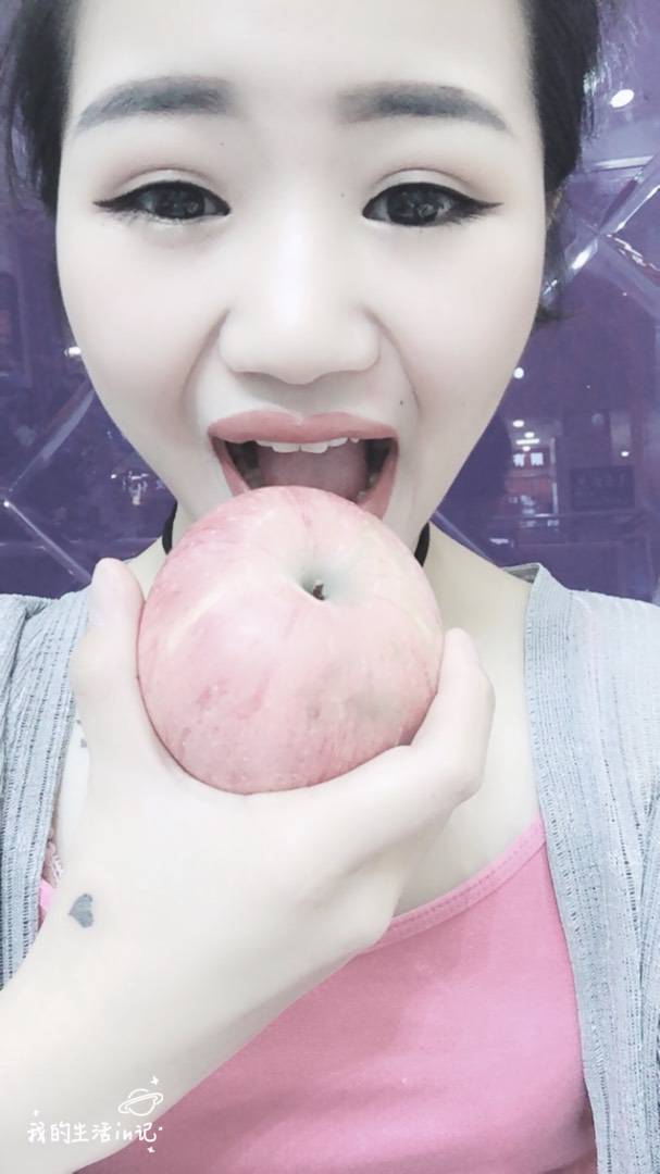 大口吃苹果,咔嘣咔嘣脆[皱眉][皱眉]