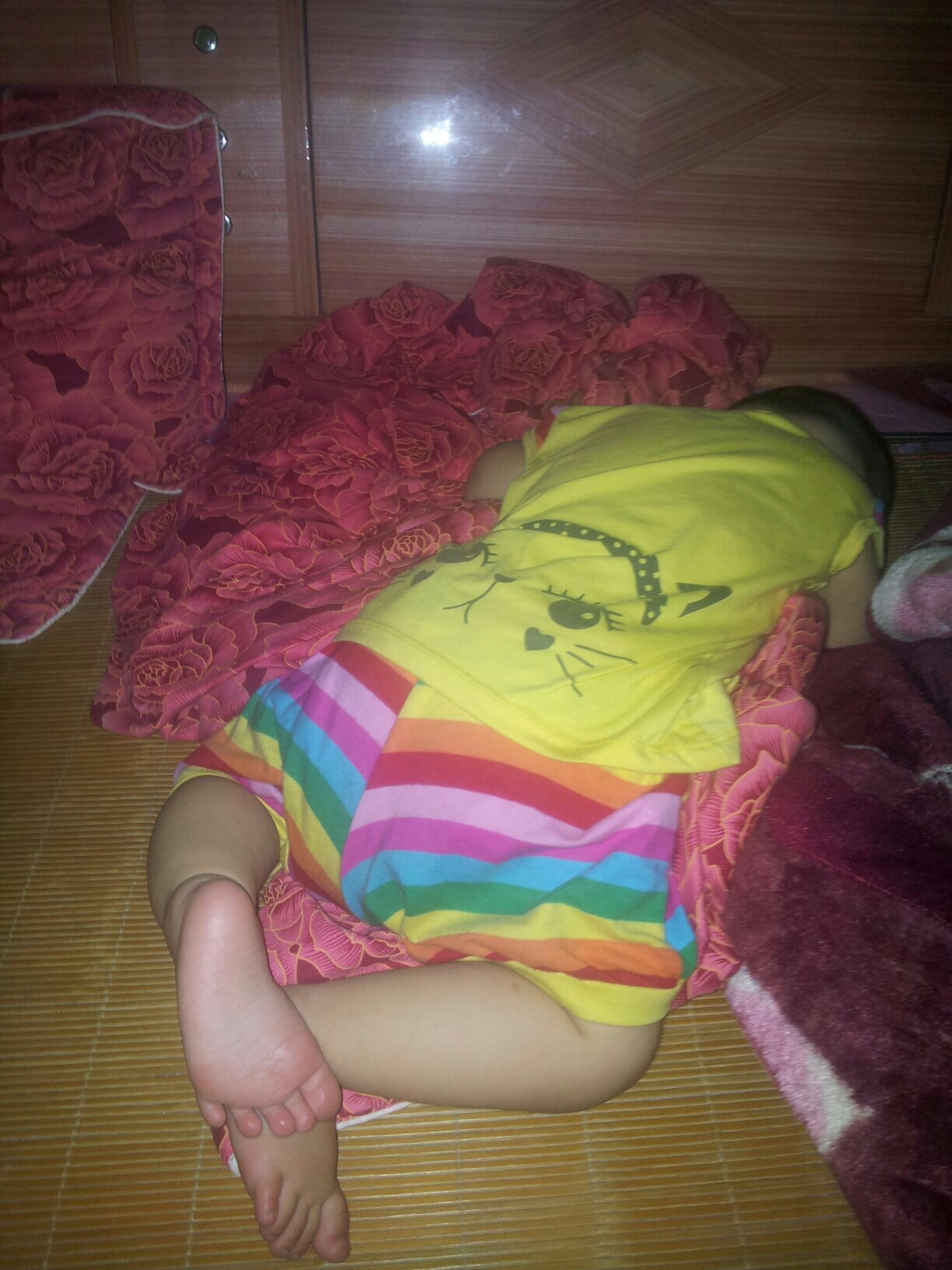 小侄女是这样睡觉的( o )~zz