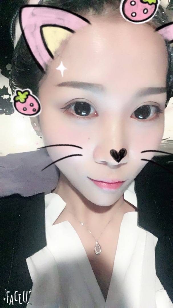 躺下拍照,脸能变小[滑稽]