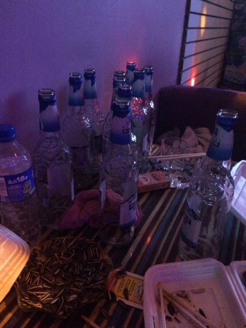 学生酒吧不适合我这种老年人表示瞌睡来了止不住了[哈欠]