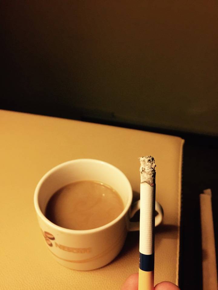 一杯咖啡一支烟,又是一个不眠的夜晚.