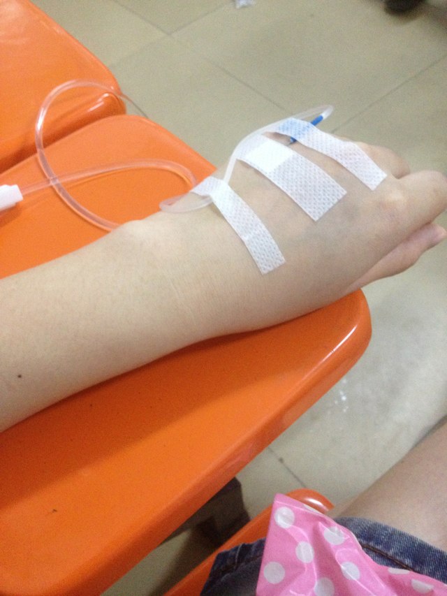 这针扎的我手那个痛啊,动都不敢动了,这痛苦的日子啥时候才是个头啊