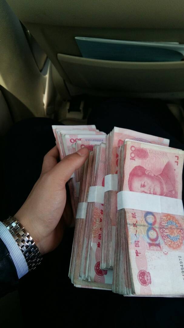 现在数钱都不是一张张数,而是一摞摞数,也tm没谁了.