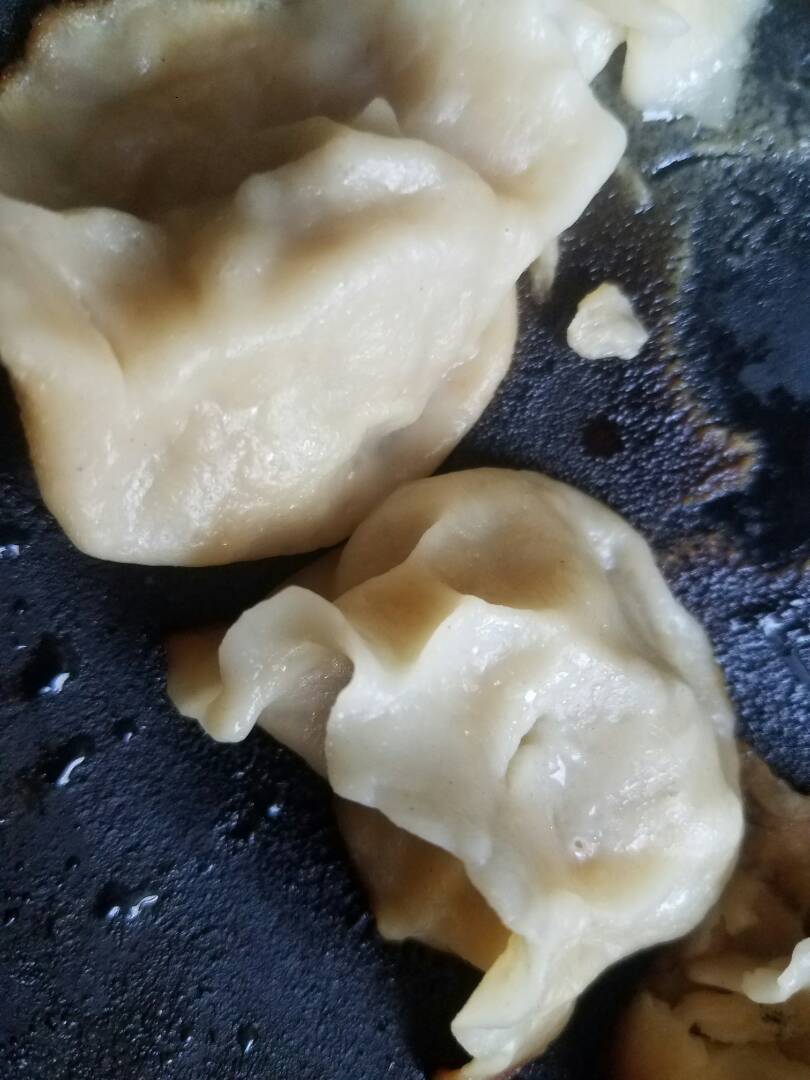 闻到糊味,吓了一大跳,然后跑到厨房,发现小王煮糊了的饺子[汗][汗]
