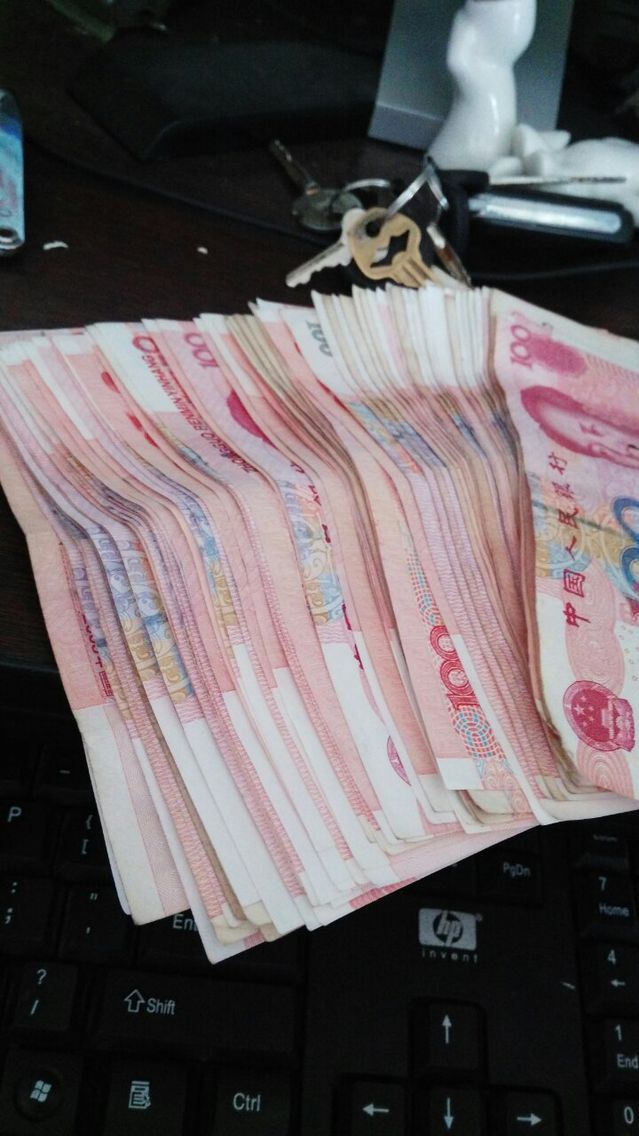 白花花的一大叠毛爷爷啊,刚从银行取出来,还热呼呼的,凉都没凉掉,就要