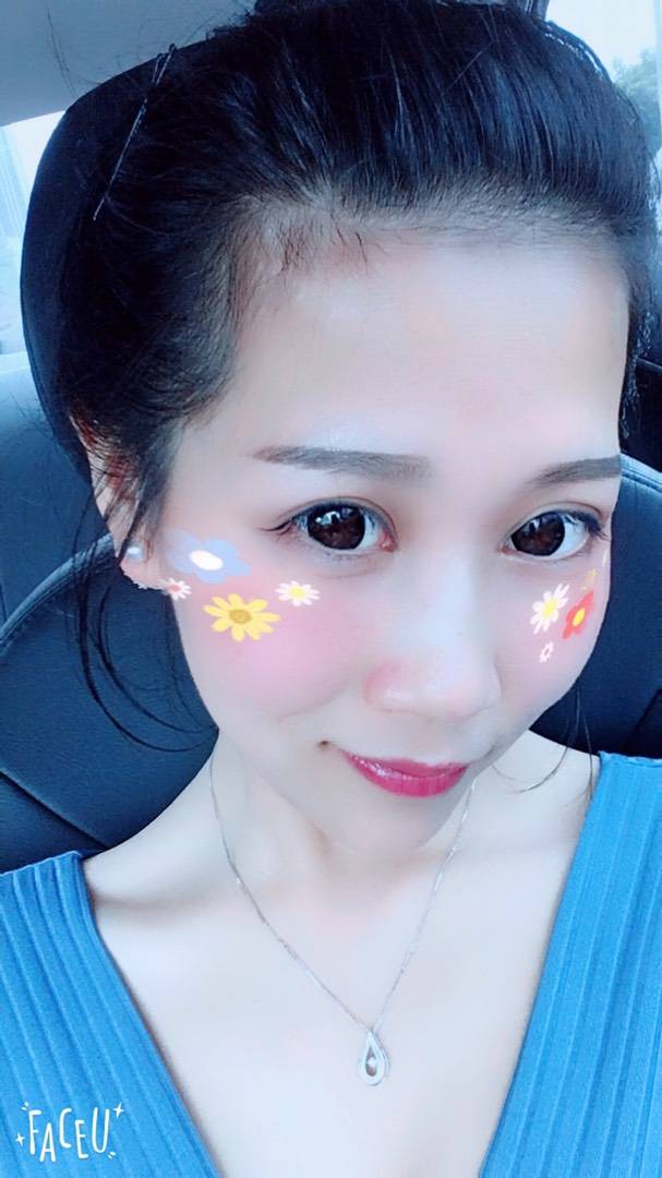 头发扎起来 夏季清爽淡妆画起来