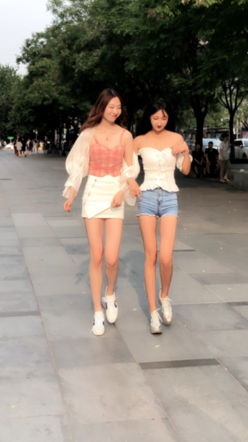 美女视频：两个长腿小姐姐，右边的我拿去了